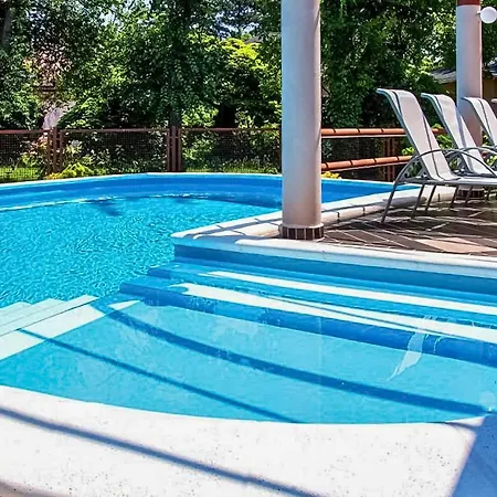 Nice In W/ Outdoor Swimming Pool And 6 Bedrooms